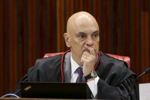 No TSE, Moraes defende regulação das redes sociais e diz que IA pode oferecer ‘risco perigoso’ às eleições