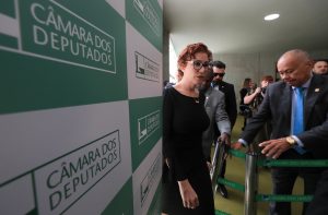 Por unanimidade, TSE multa Carla Zambelli por fake news contra Lula