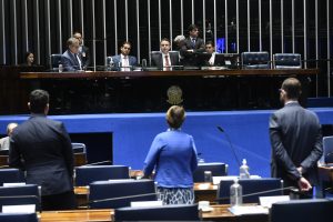 PEC que barra militar da ativa nas eleições avança no Senado