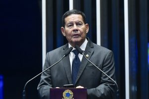 Bolsonaro devia ter reconhecido derrota e teve fim de governo ‘melancólico’, diz Mourão