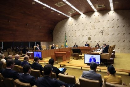 Empresas públicas devem apresentar motivo para demitir empregados, decide STF