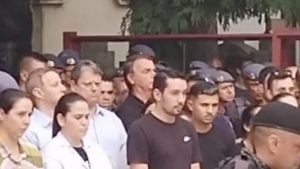 Bolsonaro e Tarcísio vão a enterro de soldado da Rota morto na Baixada Santista