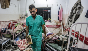 Soldados israelenses espancaram e humilharam médicos em ataque a hospital de Gaza