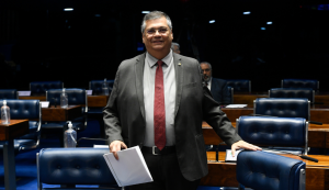 Antes de deixar o Senado, Dino apresenta PEC contra aposentadoria compulsória de juízes e militares