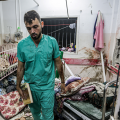 Em meio a bombardeios, OMS transfere 32 pacientes críticos do Hospital de Gaza