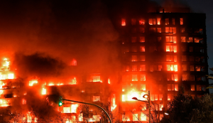 Incêndio em prédio residencial deixa 4 mortos e 14 desaparecidos na Espanha