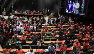 Homenagem ao MST na Câmara tem vaias a Salles e reclamação de bolsonaristas