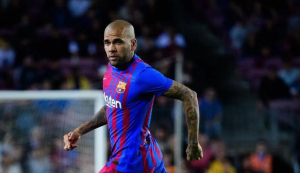 Barcelona decide recolocar Daniel Alves, condenado por estupro, na lista de lendas do clube