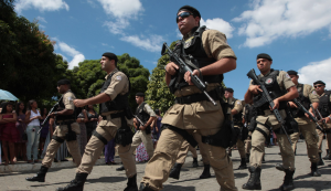 PMs da Bahia venderam fuzis apreendidos com facção por WhatsApp, diz Promotoria