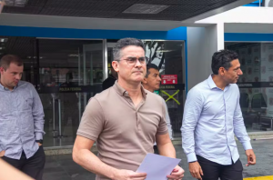 PF faz operação para apurar uso de inteligência artificial para difamar prefeito de Manaus