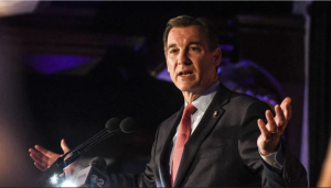 Democrata Tom Suozzi assumirá lugar de George Santos na Câmara dos EUA