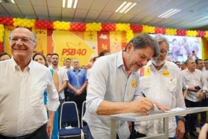 Cid Gomes se filia ao PSB após racha do PDT