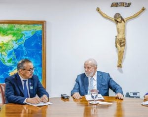 Diretor da OMS vem ao Brasil e conversa com Lula sobre vacina contra dengue