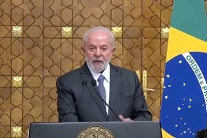 No Egito, Lula critica Israel por estar 'matando mulheres e crianças'