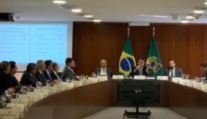 ‘A gente conversa em particular’: em reunião, Bolsonaro interrompe Heleno sobre infiltrar Abin na campanha eleitoral