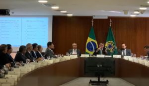 'A gente conversa em particular': em reunião, Bolsonaro interrompe Heleno sobre infiltrar Abin na campanha eleitoral