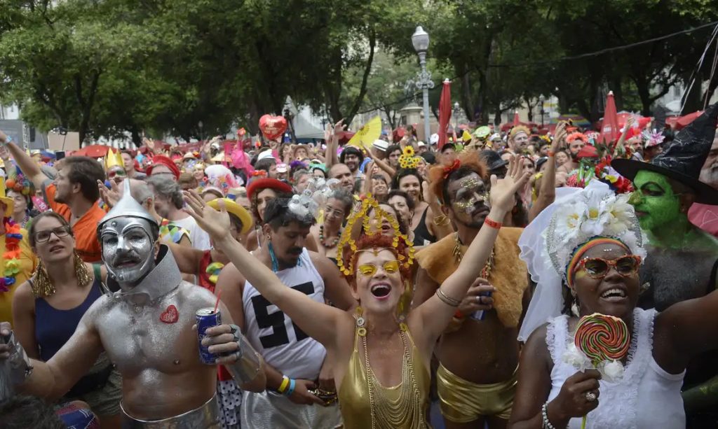 Carnaval terá onda de calor e chuva; confira a previsão do tempo