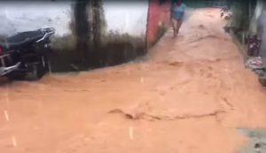 Sirene para evacuação toca em São Sebastião, no litoral paulista, após temporal alagar ruas