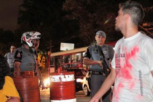 Tarcísio manda PM à paisana para blocos de carnaval e cria risco a foliões