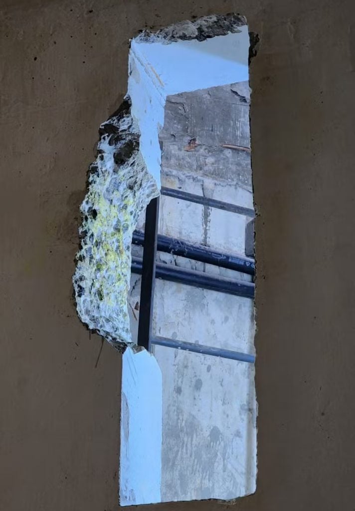 Presos que fugiram de Mossoró utilizaram estrutura da cela para abrir buraco em luminária; veja imagens