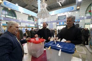Iranianos votam em legislativas com os conservadores como favoritos