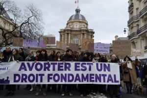 França se torna primeiro país a proteger o aborto em sua Constituição