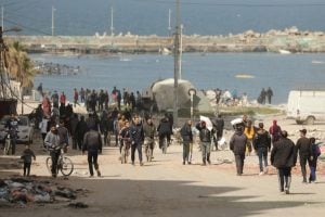 Ajuda humanitária para Faixa de Gaza avança lentamente por mar; extremistas tentam bloquear comboios