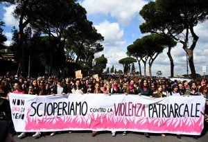 Itália tem greve geral no Dia Internacional das Mulheres para reivindicar direitos e criticar política de Meloni