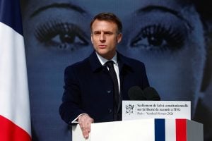 Macron deseja incluir aborto na Carta dos Direitos Fundamentais da UE