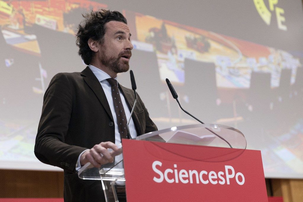 Diretor de prestigiosa universidade francesa renuncia após acusação de violência doméstica