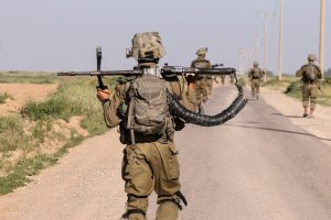 Irmã de refém cujo corpo foi recuperado pelo Exército de Israel em Gaza acusa governo de “covarde”