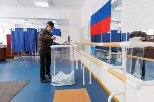 Primeiro dia de votação na Rússia tem incêndio em cabine, explosão e atentado com coquetel molotov
