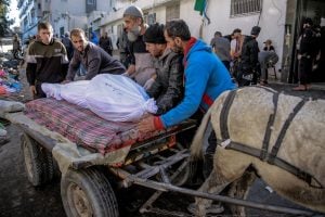 Exército israelense anuncia operação em hospital de Gaza; testemunhas relatam bombardeios