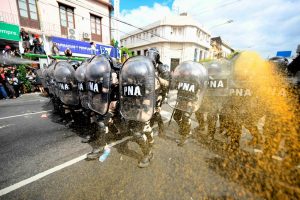 Polícia argentina reprime protestos de organizações sociais contra ajuste de Milei