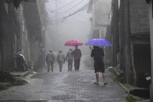 Famílias atingidas por temporal em Petrópolis terão aluguel social