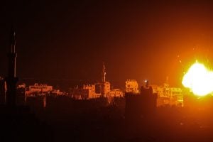 Bombardeio israelense contra campo de refugiados deixa 12 mortos, diz Ministério da Saúde de Gaza