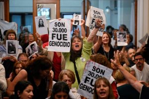 Justiça da Argentina condena 10 ex-agentes à prisão perpétua por crimes na ditadura
