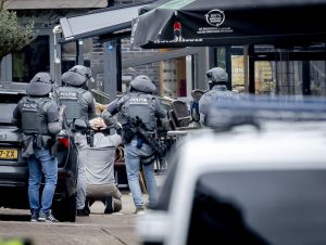 Sequestro em café dos Países Baixos termina com um detido; polícia não vê indícios de terrorismo