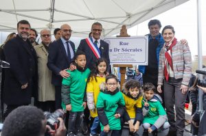 Inauguração de rua em homenagem ao ídolo brasileiro Sócrates reúne centenas na Vila Olímpica Paris 2024