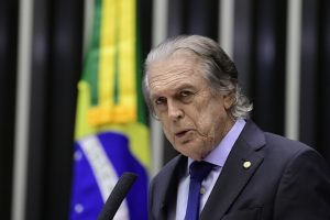 União Brasil afasta Bivar da presidência do partido após brigas com Rueda