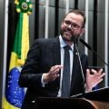 Senador bolsonarista nega prisões por consumo de drogas no Brasil; realidade contradiz