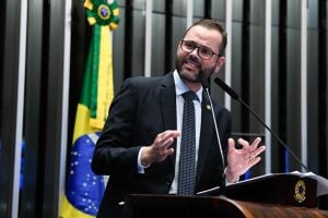 Jorge Seif perde processo contra fotógrafo que registrou seu celular em sessão no Congresso