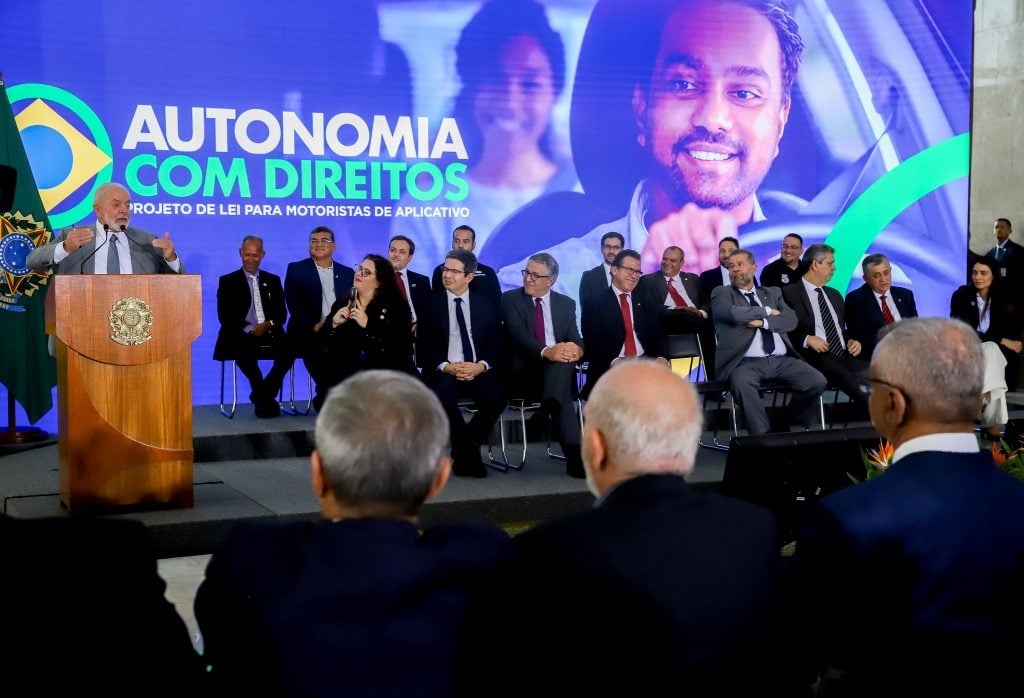 Proposta de regulamentação dos motoristas de aplicativo é ‘nova modalidade’ de trabalho, diz Lula