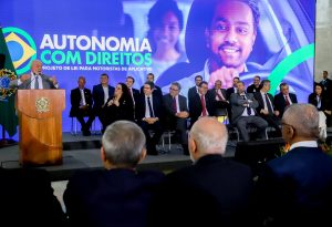 Proposta de regulamentação dos motoristas de aplicativo é 'nova modalidade' de trabalho, diz Lula