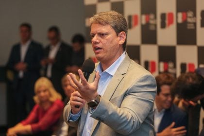 PF prende ex-assessor de Tarcísio em operação para desarticular lavagem bilionária para o crime organizado