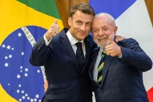 Fim da lua de mel com Lula: Macron volta à França com popularidade em queda e país sob ameaças