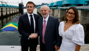 Lula e Macron lançam submarino no Rio: 'Rejeitamos um mundo prisioneiro dos conflitos de duas potências'