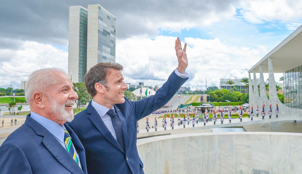 Ao lado de Macron, Lula diz ver democracia global 'sob a sombra do extremismo'