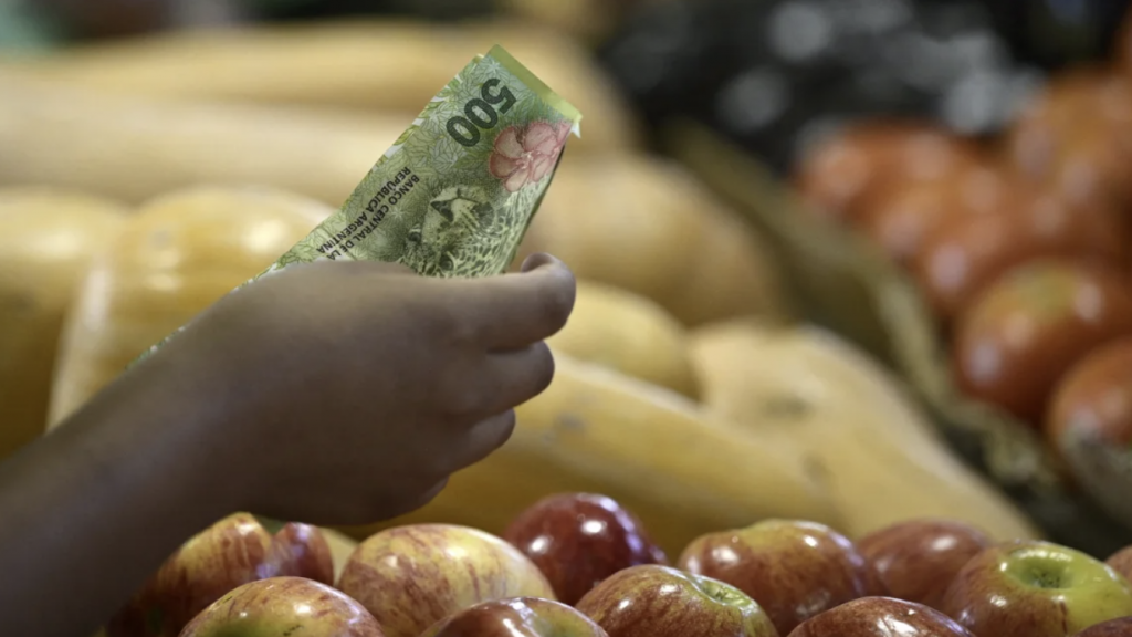 Inflação de fevereiro na Argentina fica em 13,2% e Milei libera importações de itens da cesta básica