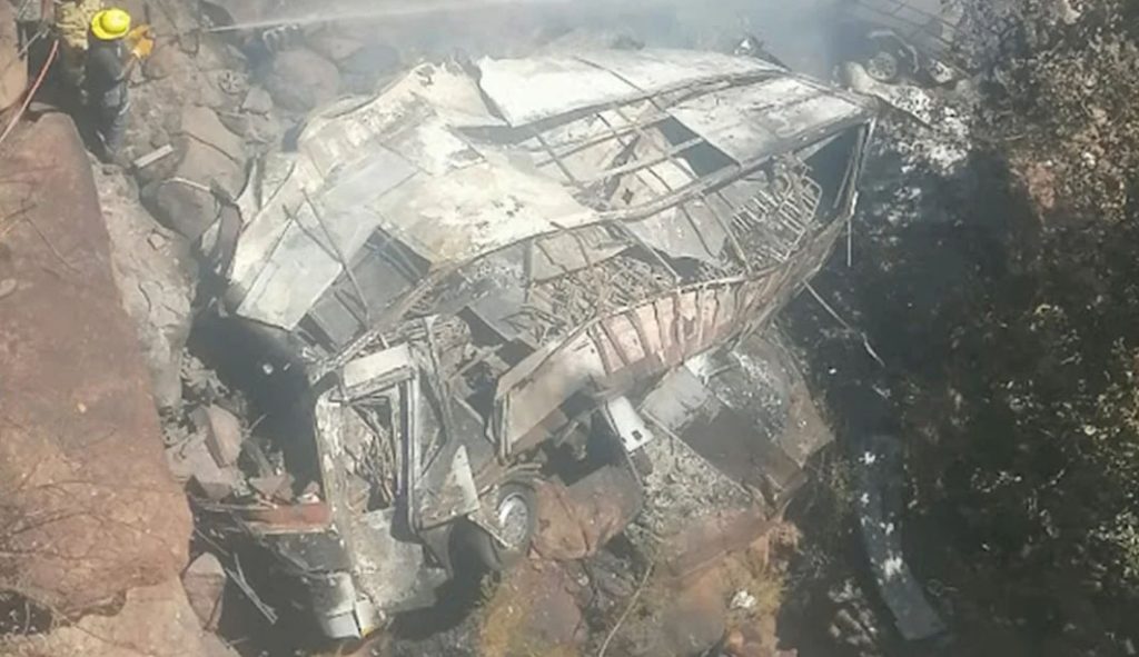 Ônibus cai de ponte e deixa 45 mortos na África do Sul